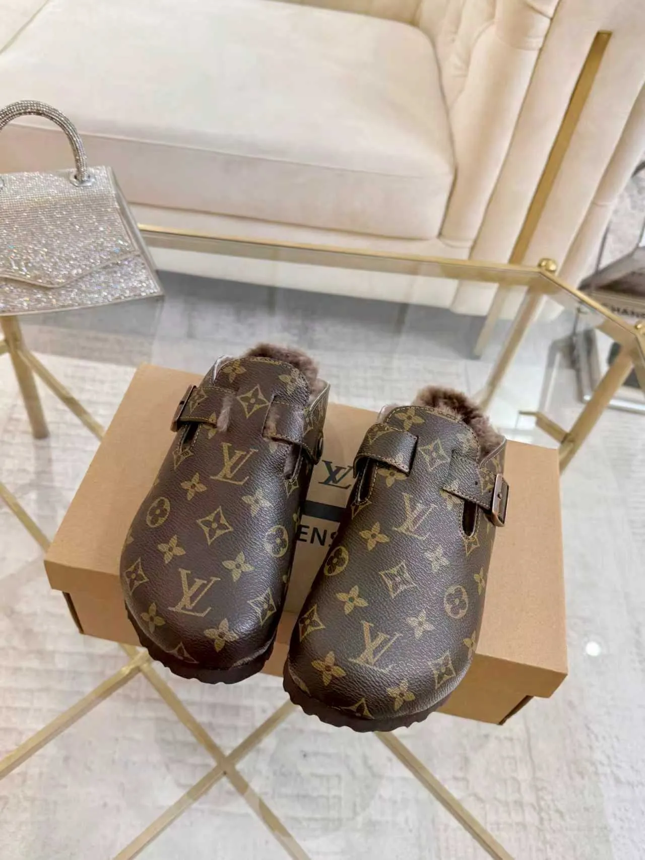 p600 ✨ LV wool slippers for couples｜Even the toes exude a sense of luxury ✨ We have achieved the ultimate restoration of the "high version" of this pair of LV classic Birkenstock slippers, with the mark of luxury in every detail. 👫 ▫️ Original jacquard with delicate cowhide leather, retro texture is at your fingertips; ▫️ 100% pure wool lining, wearing barefoot is like stepping on clouds, skin-friendly, breathable and not sweaty; ▫️ Three-dimensional toe cap + non-slip rubber sole, safe and secure when walking in the wind.  The belt buckle and presbyopia elements are embellished, revealing the aura of a big-name brand in a low-key manner. Whether it is on a date or out on the street, every step is like walking in the middle of a show.  Pair it with jeans for a lazy and casual look; with a coat and skirt, it will look elegant. With one pair of shoes, you can easily switch between multiple styles, and you never have to be deliberate about the sense of luxury.  #LVcouples #high-endwear #lightluxurylife #quality recommendation Fabric: classic presbyopia/imported sheepskin/classic jacquard fabric Lining: imported wool lining Sole: original rubber sole Size: Female 35-41 Male 38-46